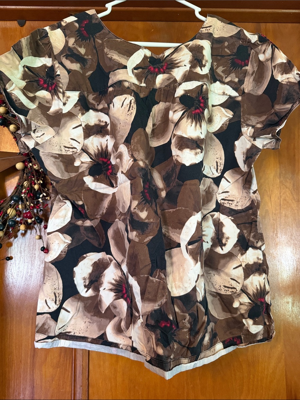 Women’s Brown Floral Short-Sleeve scrub top - Picture 2 of 2